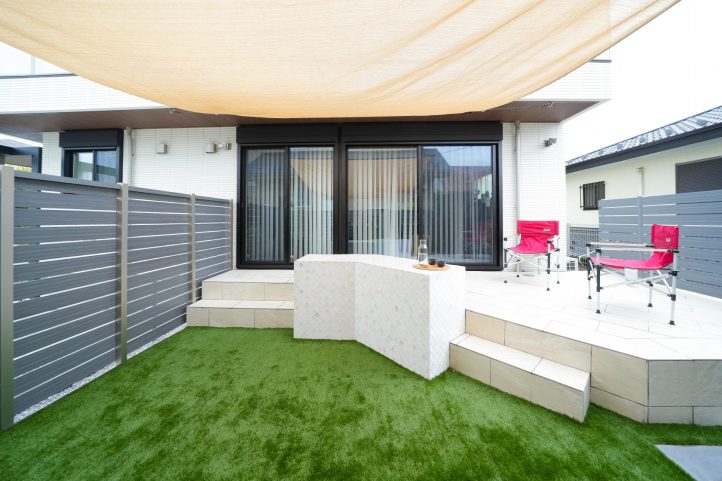 庭　タイルテラス　タイルベンチ　人工芝　リアリーターフ